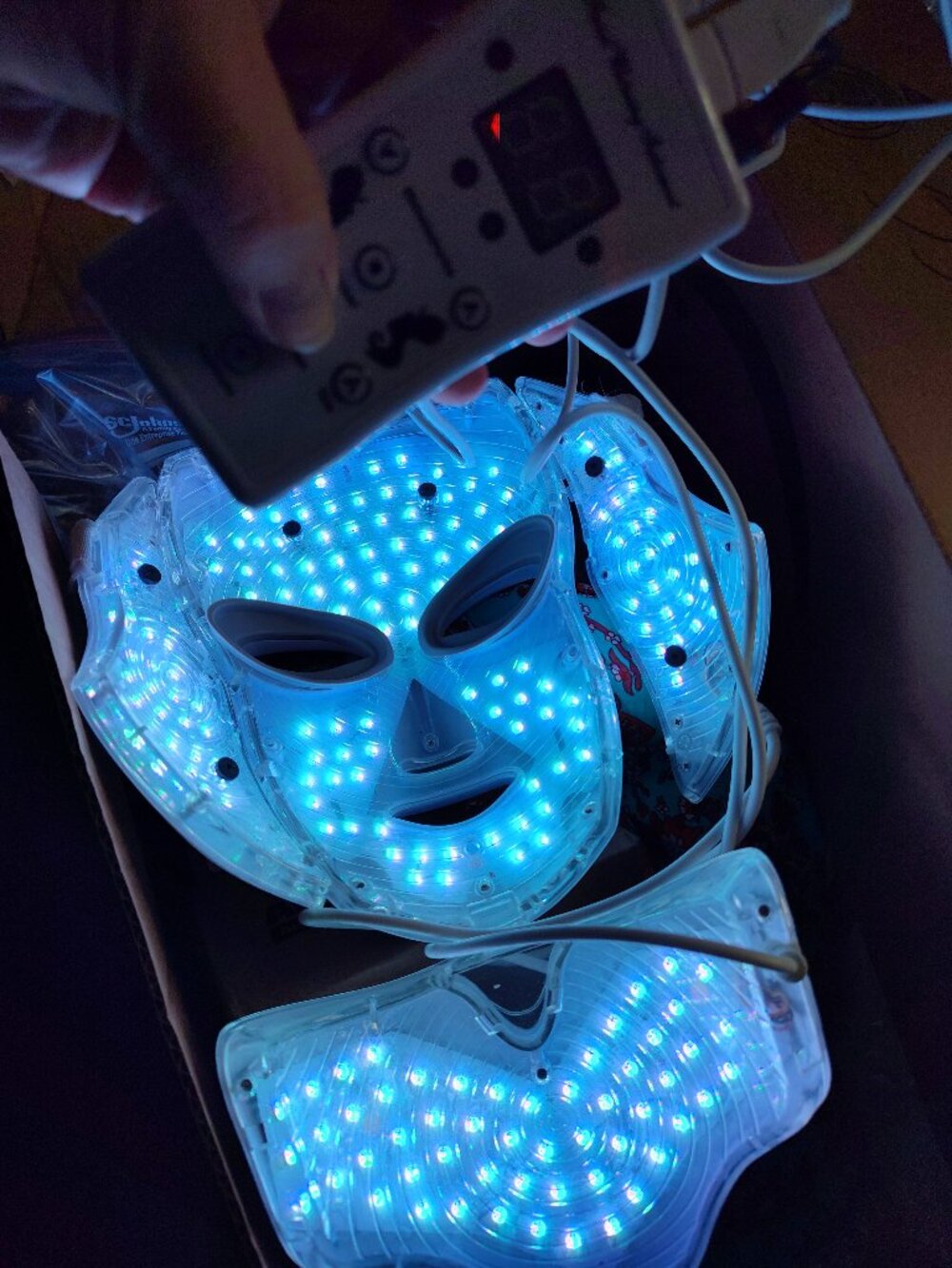 Nutriskin LED Red Light Facial and Neck Mask Light Therapy Device - Picture 7 of 10